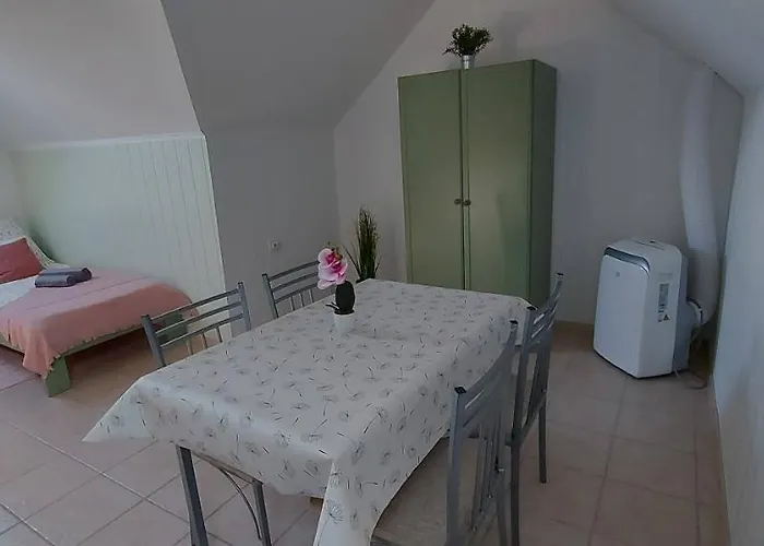 Jokai Vendeghaz Эгерсалок