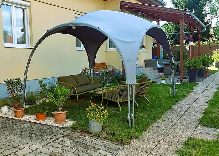 Апартаменты Jokai Vendeghaz *